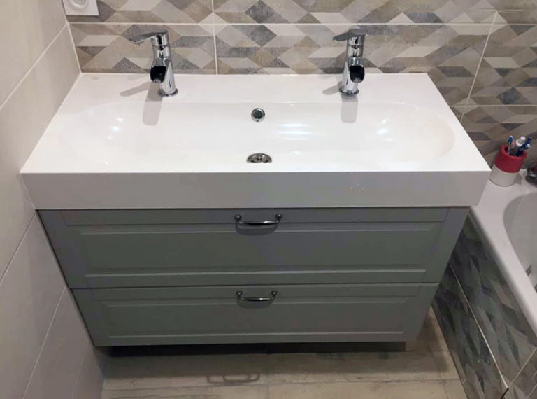 Installation meuble salle de bain double vasque bois gris par HLG PLOMBERIE